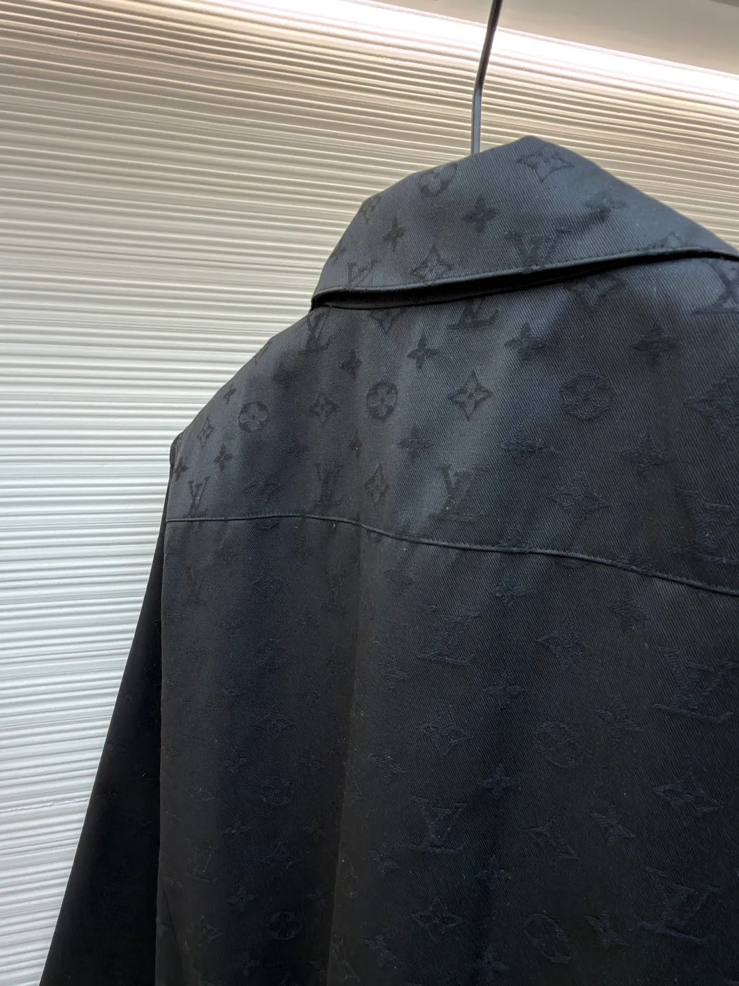 LOUIS VUITTON jacquard cotton wool tunic jacket ●Original version: Purchased and developed for 27100 ●Item number: 1681668-C30 ●Fabric: wool fabric ●Technology: jacquard production ●Color: black ●Version: fitted version ●Weight: about 880 grams ●Size: 46-48-50-52 ●Description: Made of 100% wool, custom-woven products, starting from 1000 meters. The zipper adopts train pull teeth, and the brand logo is laser engraved on the logo resin slider. Buttons are custom-made with metal electroplating and color spraying. The fabric is made of jacquard, imported multi-gauge custom weaving, and it takes 40 minutes to weave one cubic meter. The lining is made of 100% Tencel custom-woven jacquard logo. Every detail is restored 1:1 to the original version. Clean tailoring meets modern style in this belted jacket. Sheep wool creates a classic silhouette, while all-over Monogram jacquard adds subtle texture. The elastic waist gives it a sporty look, and welt pockets add a formal touch. The overall wiring is straight and delicate, the fabric is comfortable and soft, and the color is consistent without color difference. It can be matched with the same style to create a fashionable look and control various occasions. Customized accessories, complete with three standards, same style for men and women!